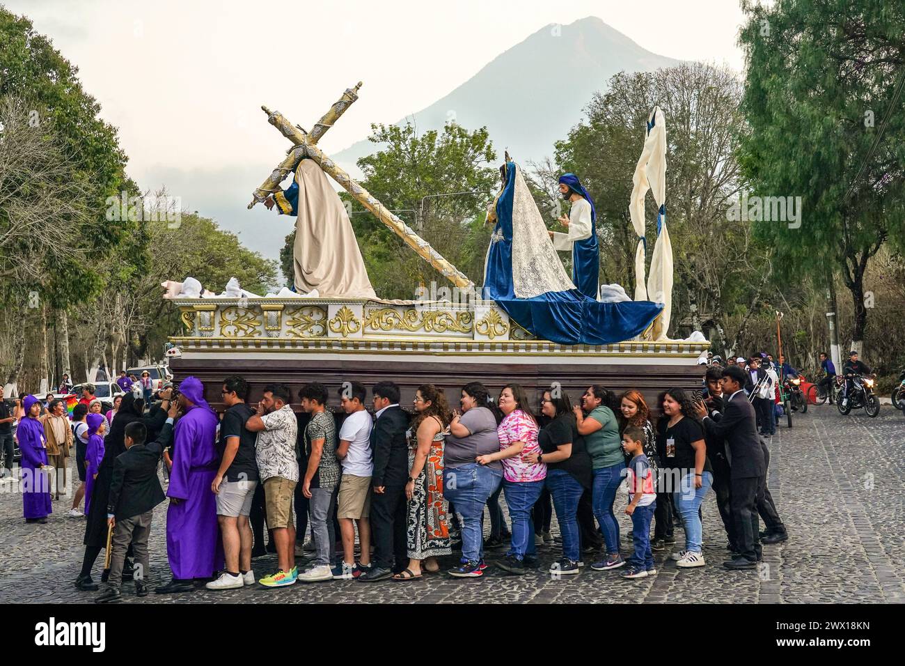 Old Procession Antigua, Guatemala. 26th Mar, 2024. Catholic penitents carry the the ...