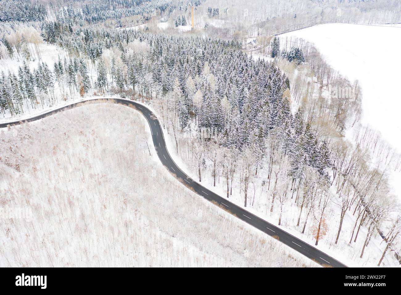 Luftbild einer kurvenreichen Landstraße und Wald im Schnee, zwischen Eppendorf und Leubsdorf, Mittelsachsen, Deutschland *** Aerial view of a winding Stock Photo