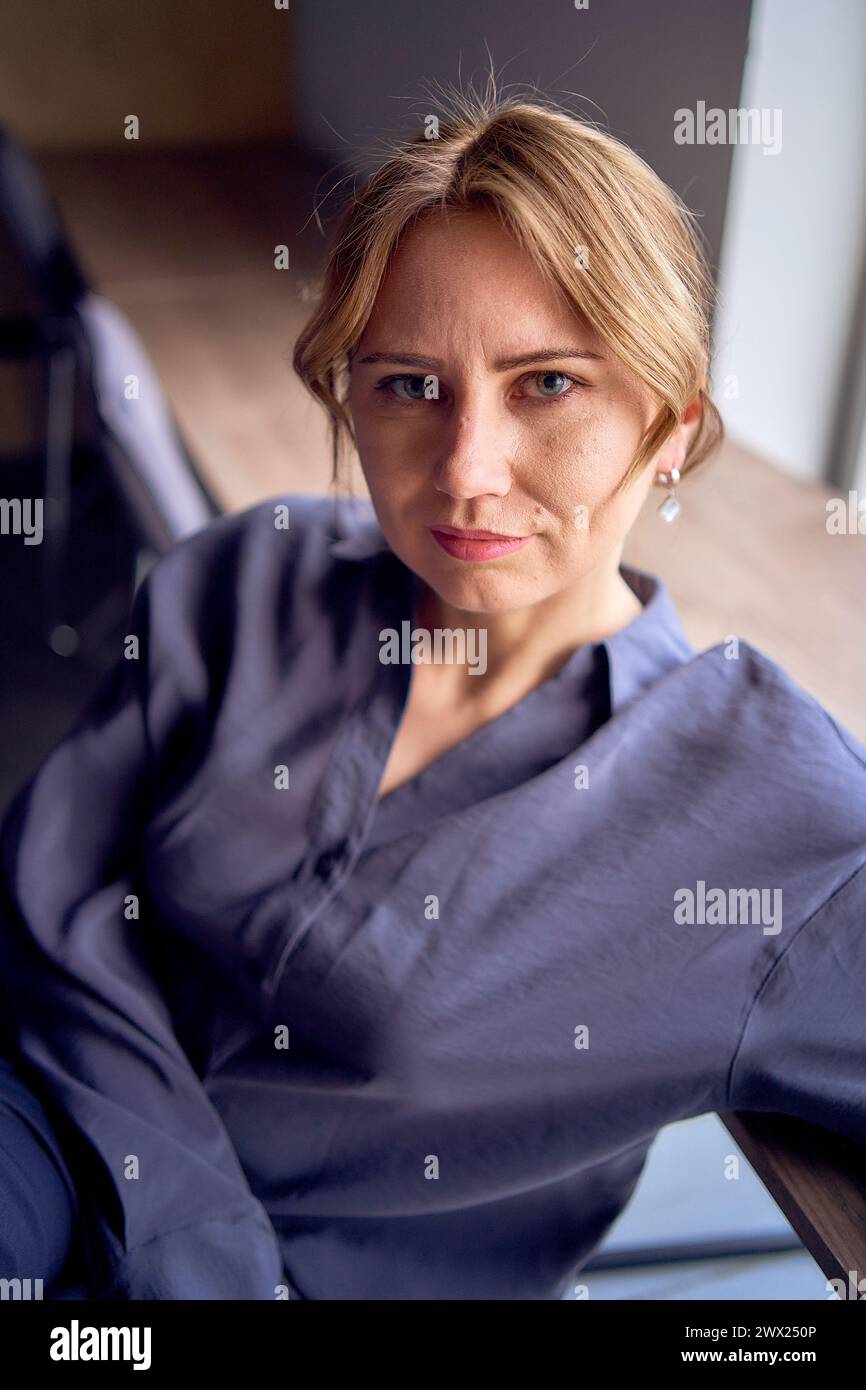 Woman legs crossed high heels hi-res stock photography and images - Alamy