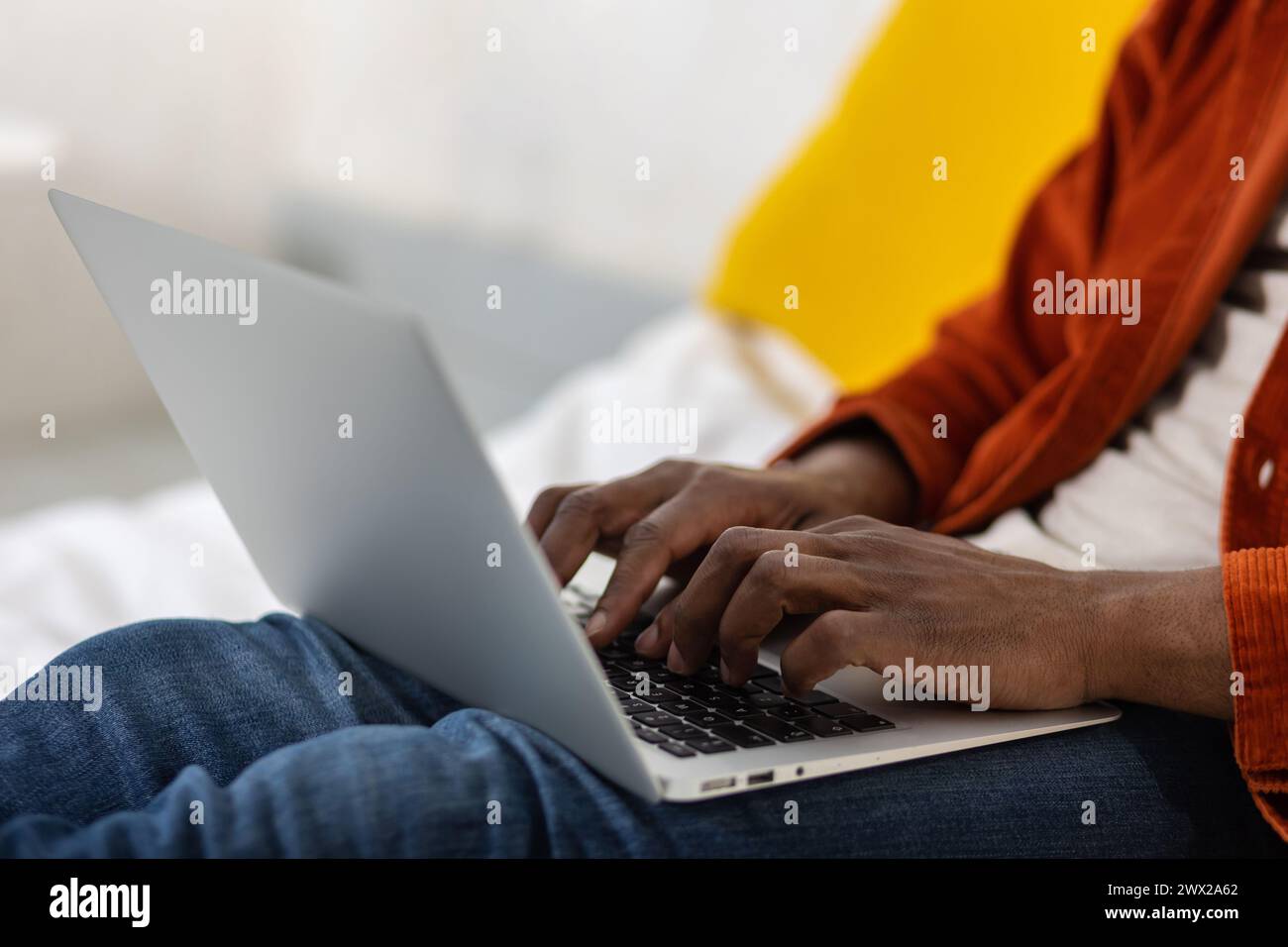 Dark skinned hands typing hi-res stock photography and images - Alamy