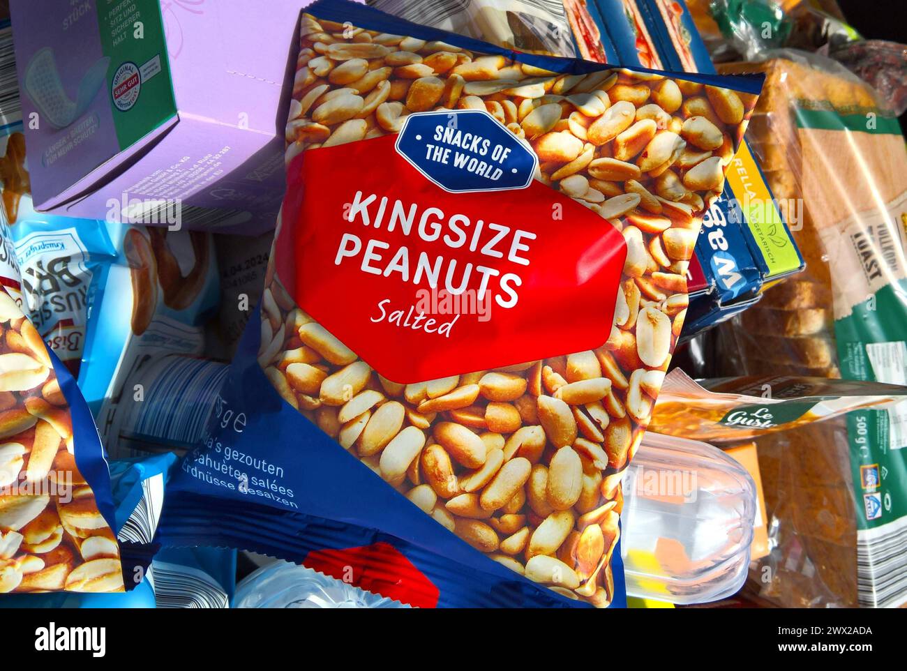 Snacks of the World - Kingsize Penuts Salted, gesalzene Erdnüsse *** Snacks of the World Kingsize Penuts Salted, salted peanuts Stock Photo
