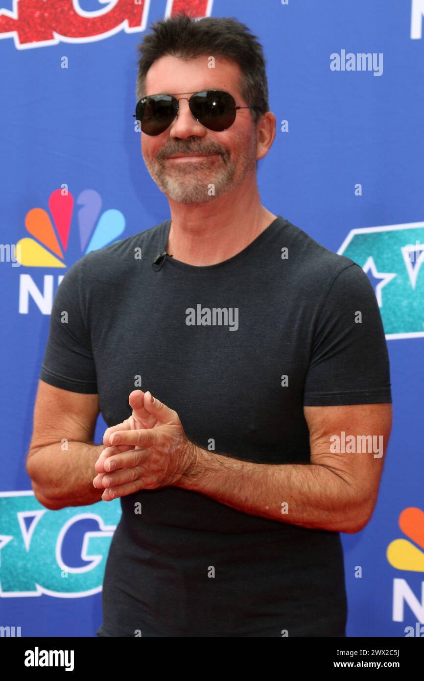 Simon cowell center hi-res stock photography and images - Alamy
