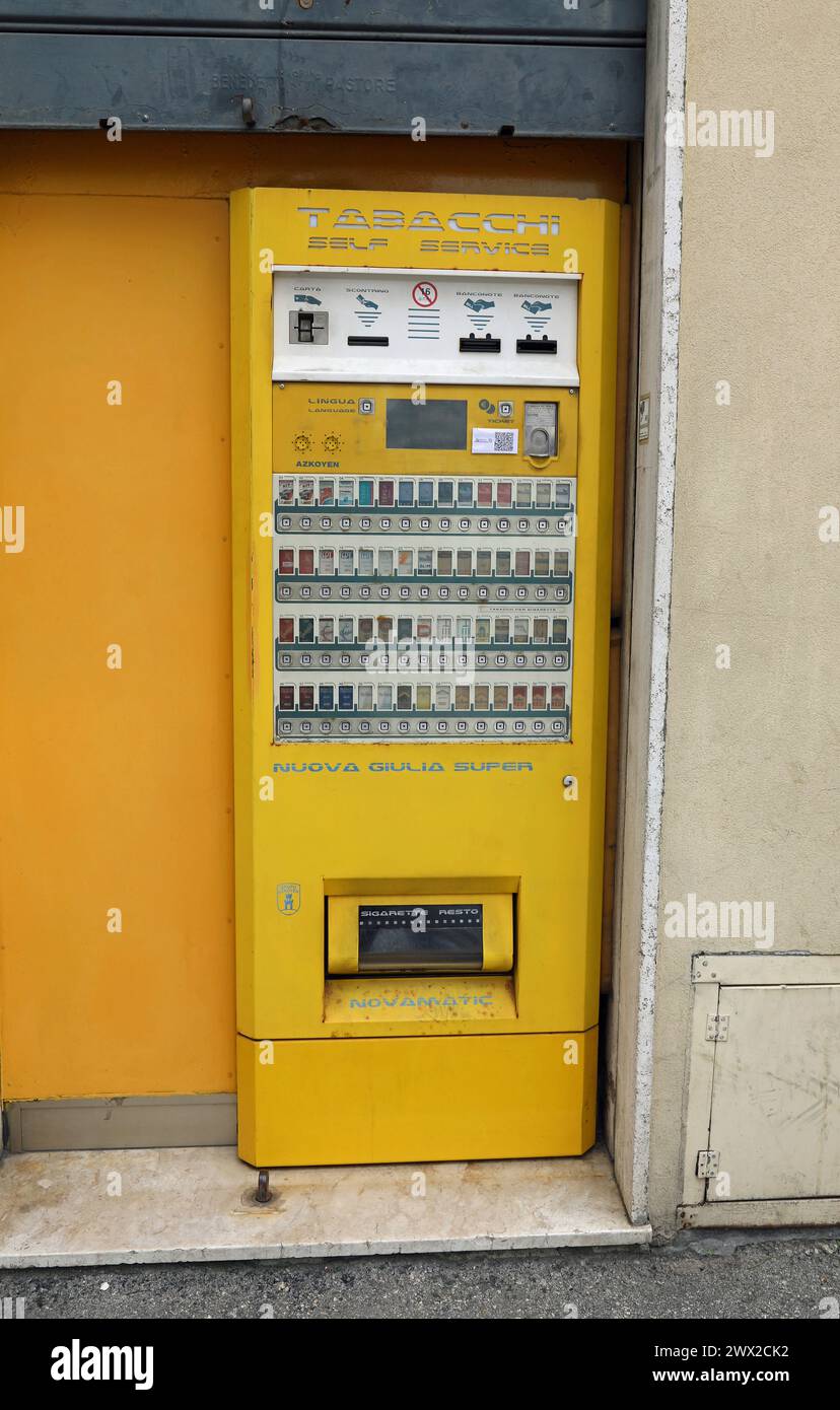 Self service cigarette machine in Italy Stock Photo
