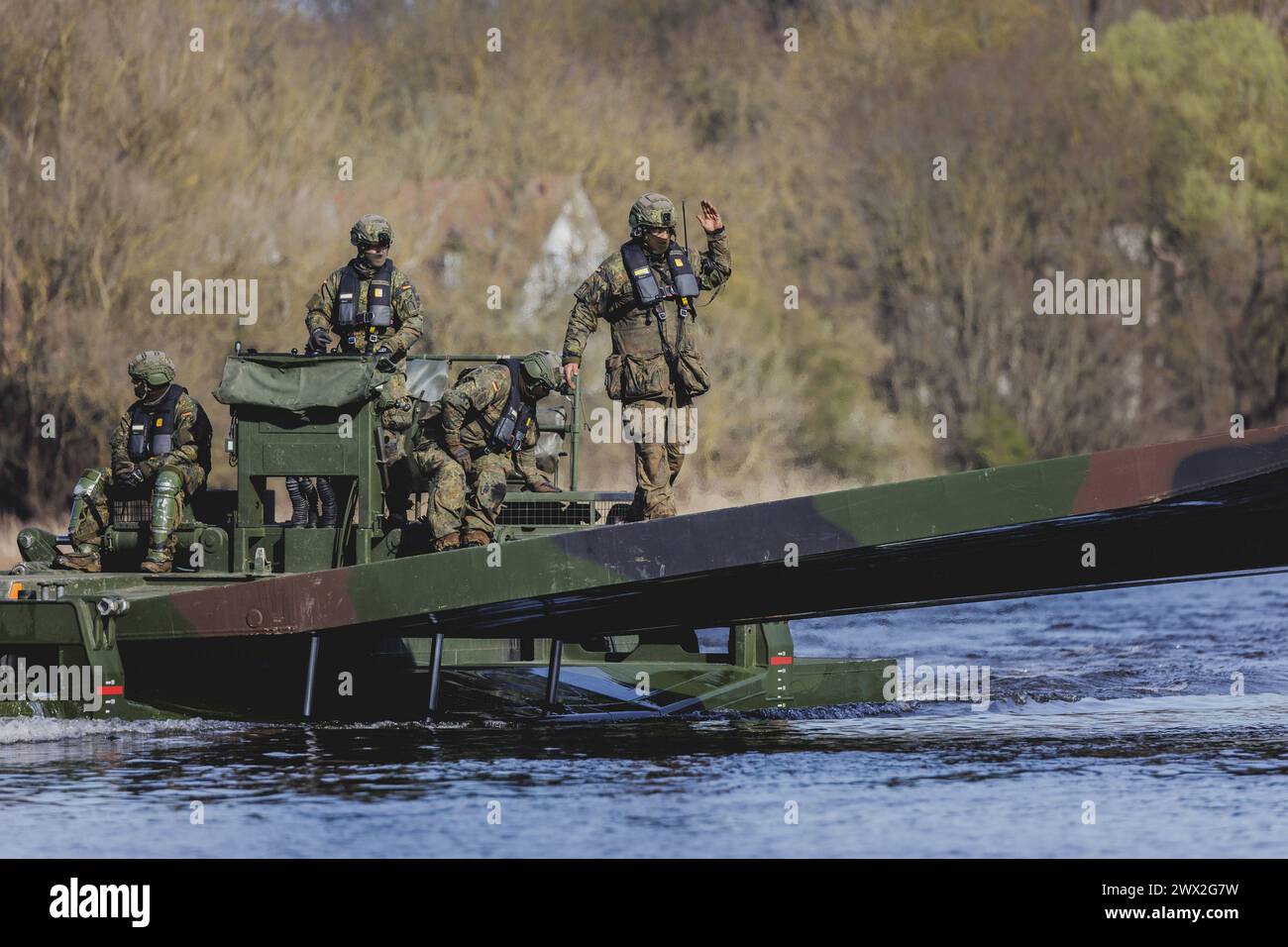 soldaten-agieren-auf-einer-amphibien-schnellbruecke-m3-aufgenommen-im