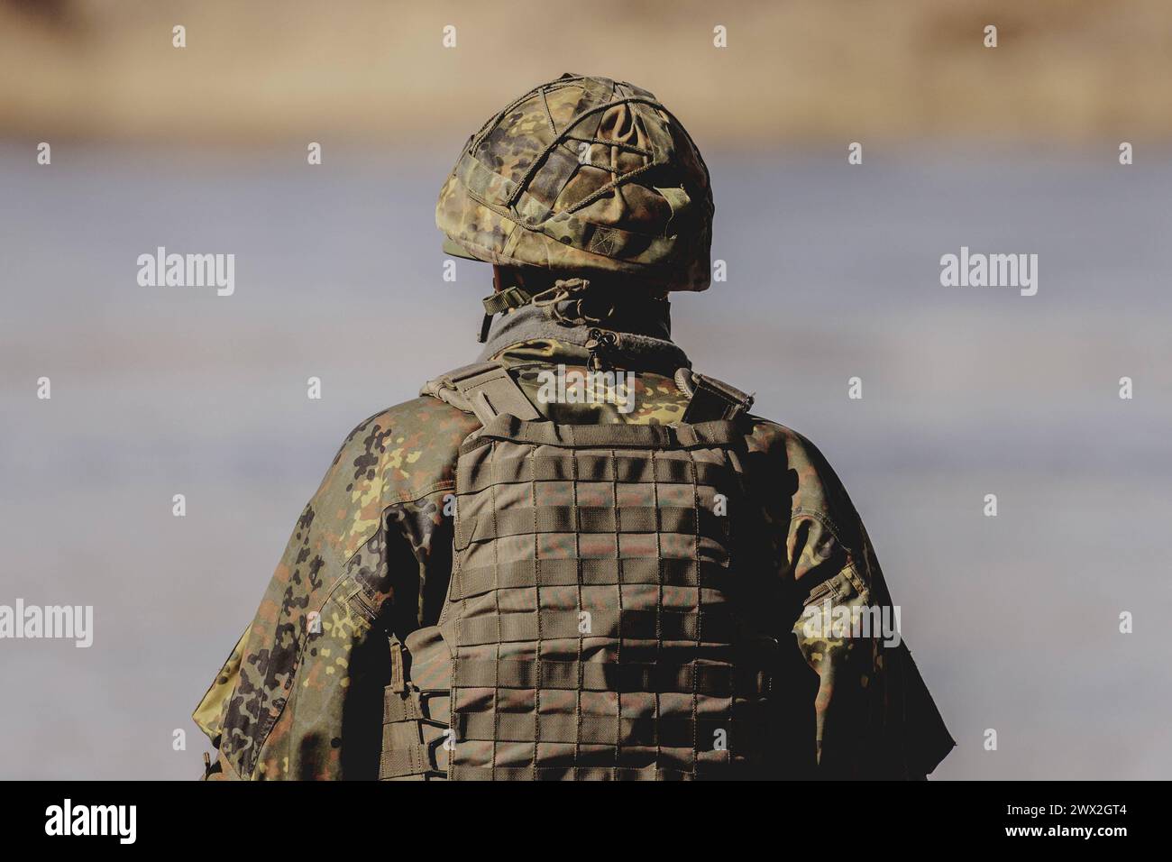 Ein Soldat Mit Helm Aufgenommen Im Rahmen Der Militaeruebung Wettiner 