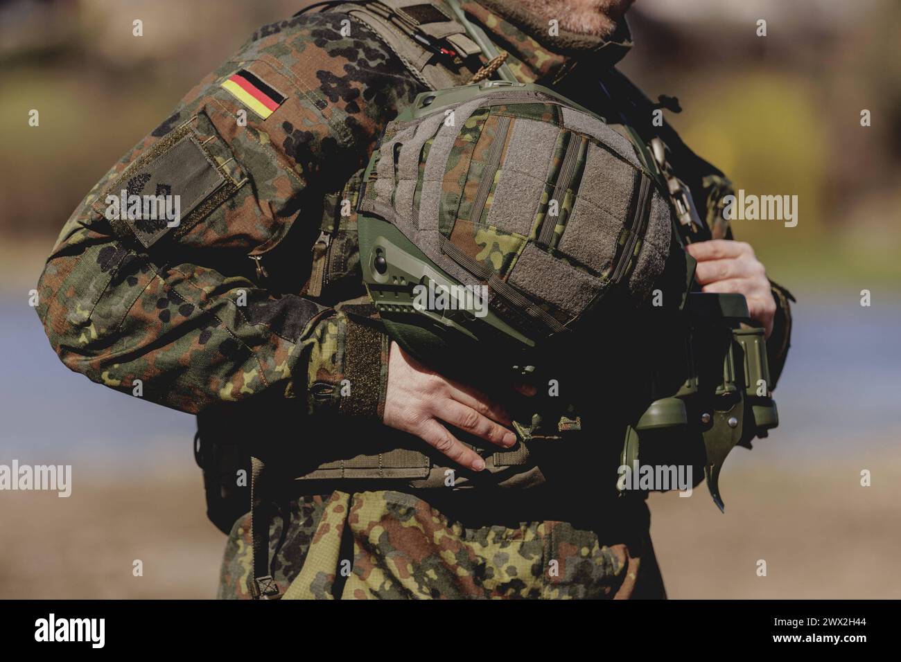 Ein Soldat Mit Helm Aufgenommen Im Rahmen Der Militaeruebung Wettiner 