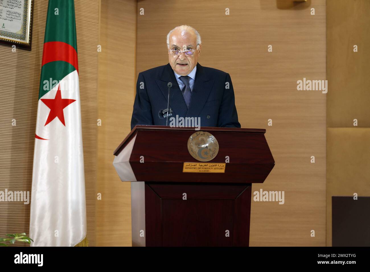 © Salim/APP/MAXPPP - Le ministre Algérien des Affaires étrangères Ahmed Attaf Anime une conférence de presse à Alger en Algérie, le 26 mars 2024. le chef de la diplomatie algérienne a assuré que la question palestinienne demeure en tête des priorités de l'Algérie et de sa diplomatie (Photo By Salim/APP) - Algerian Minister of Foreign Affairs Ahmed Attaf hosts a press conference in Algiers, Algeria, March 26, 2024. Credit: MAXPPP/Alamy Live News Stock Photo