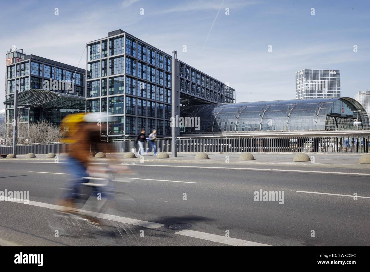 Ein Fahrradfahrer faehrt vor dem Berliner Hauptbahnhof in Berlin, 27.03.2024. Berlin Deutschland *** A cyclist rides in front of Berlin Central Statio Stock Photo