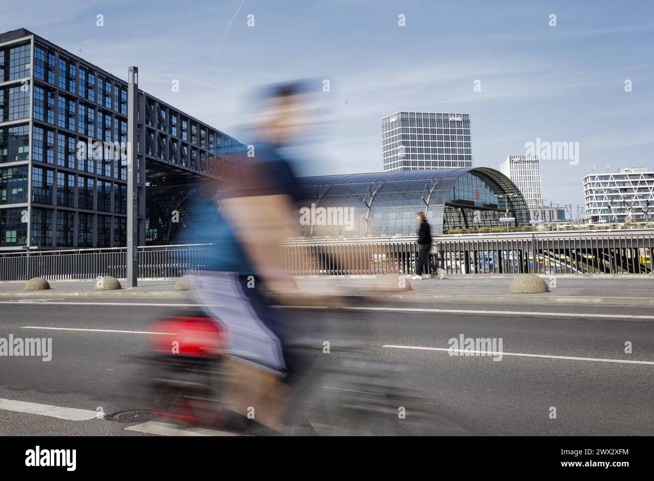 Ein Fahrradfahrer faehrt vor dem Berliner Hauptbahnhof in Berlin, 27.03.2024. Berlin Deutschland *** A cyclist rides in front of Berlin Central Statio Stock Photo