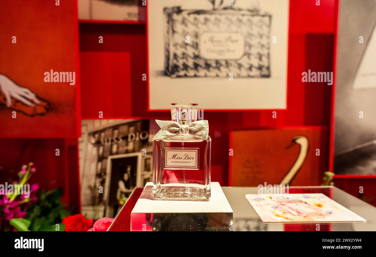 Miss dior flowers hi res stock photography and images Alamy