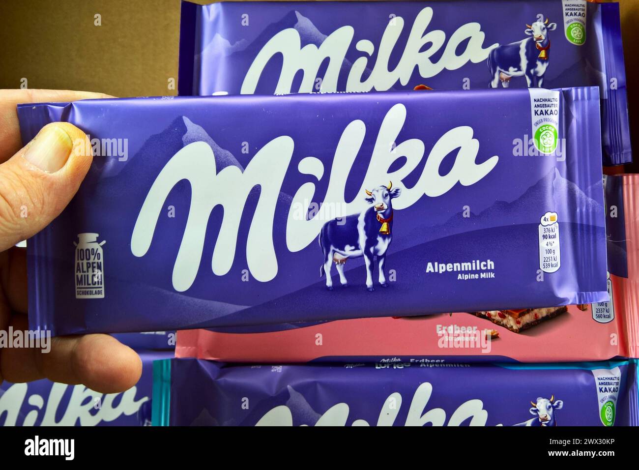 Milka Alpenmilch Schokolade vom US-amerikanischen Nahrungsmittelkonzerns Mondelez International *** Milka Alpine milk chocolate from the US food company Mondelez International Stock Photo