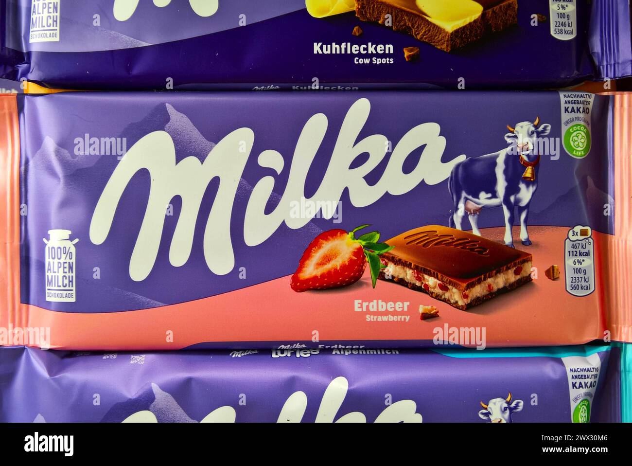 Milka Erdbeer Schokolade vom US-amerikanischen Nahrungsmittelkonzerns Mondelez International *** Milka strawberry chocolate from the US food company Mondelez International Stock Photo