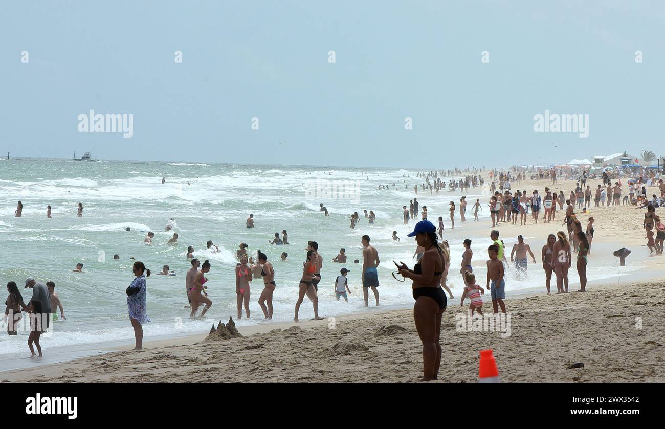 Fort Lauderdale, Florida, USA. 26th Mar, 2024. People gather at the beach as college students and others enjoy spring break in Fort Lauderdale, Florida. (Credit Image: © Paul Hennessy/SOPA Images via ZUMA Press Wire) EDITORIAL USAGE ONLY! Not for Commercial USAGE! Stock Photo