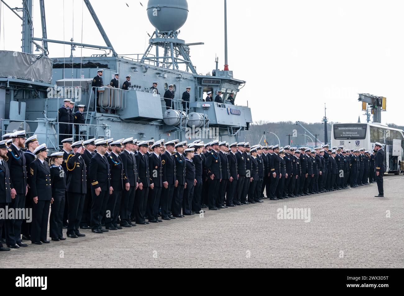Kiel, 27.03.2024, Marinestützpunkt, Fregattenkapitän Inka von Puttkamer übernimmt als erste Frau mit dem 3. Minensuchgeschwader einen Kampfverband der Deutschen Marine. Flottillenadmiral Helge Sascha Rackwitz übergibt ihr das Kommando von Fregattenkapitän Carsten Schlüter in einer feierlichen Zeremonie *** Kiel, 27 03 2024, Naval Base, Frigate Captain Inka von Puttkamer is the first woman to take command of a German Navy combat unit with the 3 Minesweeper Squadron Flotilla Admiral Helge Sascha Rackwitz hands over command to her from Frigate Captain Carsten Schlüter in a festive ceremony Stock Photo