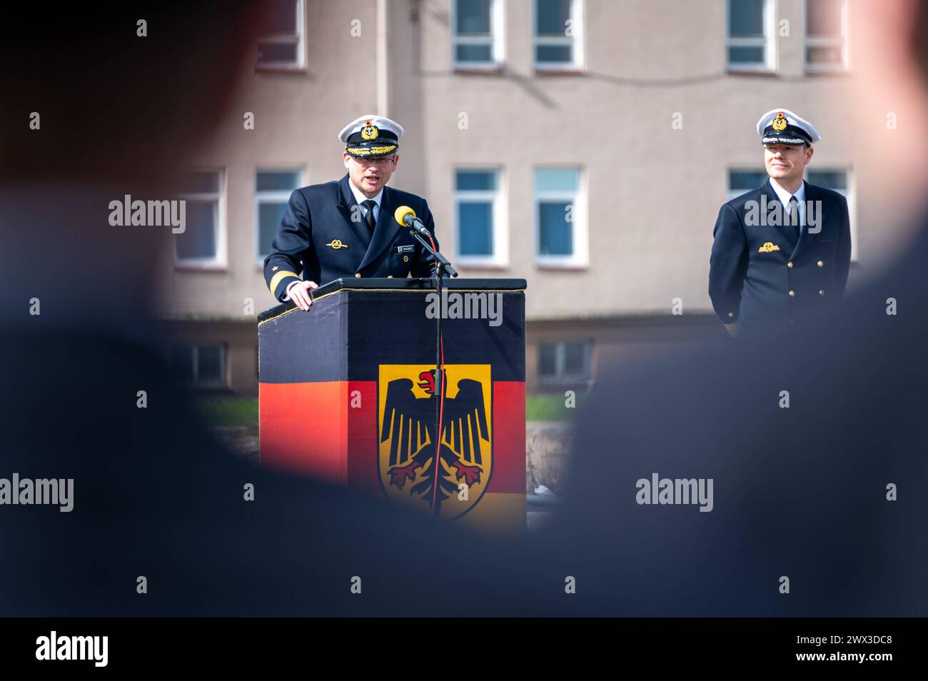 Kiel, 27.03.2024, Marinestützpunkt, Fregattenkapitän Inka von Puttkamer übernimmt als erste Frau mit dem 3. Minensuchgeschwader einen Kampfverband der Deutschen Marine. Flottillenadmiral Helge Sascha Rackwitz übergibt ihr das Kommando von Fregattenkapitän Carsten Schlüter in einer feierlichen Zeremonie *** Kiel, 27 03 2024, Naval Base, Frigate Captain Inka von Puttkamer is the first woman to take command of a German Navy combat unit with the 3 Minesweeper Squadron Flotilla Admiral Helge Sascha Rackwitz hands over command to her from Frigate Captain Carsten Schlüter in a festive ceremony Stock Photo