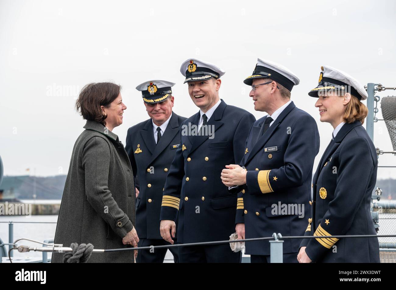 Kiel, 27.03.2024, Marinestützpunkt, Fregattenkapitän Inka von Puttkamer übernimmt als erste Frau mit dem 3. Minensuchgeschwader einen Kampfverband der Deutschen Marine. Flottillenadmiral Helge Sascha Rackwitz übergibt ihr das Kommando von Fregattenkapitän Carsten Schlüter in einer feierlichen Zeremonie *** Kiel, 27 03 2024, Naval Base, Frigate Captain Inka von Puttkamer is the first woman to take command of a German Navy combat unit with the 3 Minesweeper Squadron Flotilla Admiral Helge Sascha Rackwitz hands over command to her from Frigate Captain Carsten Schlüter in a festive ceremony Stock Photo