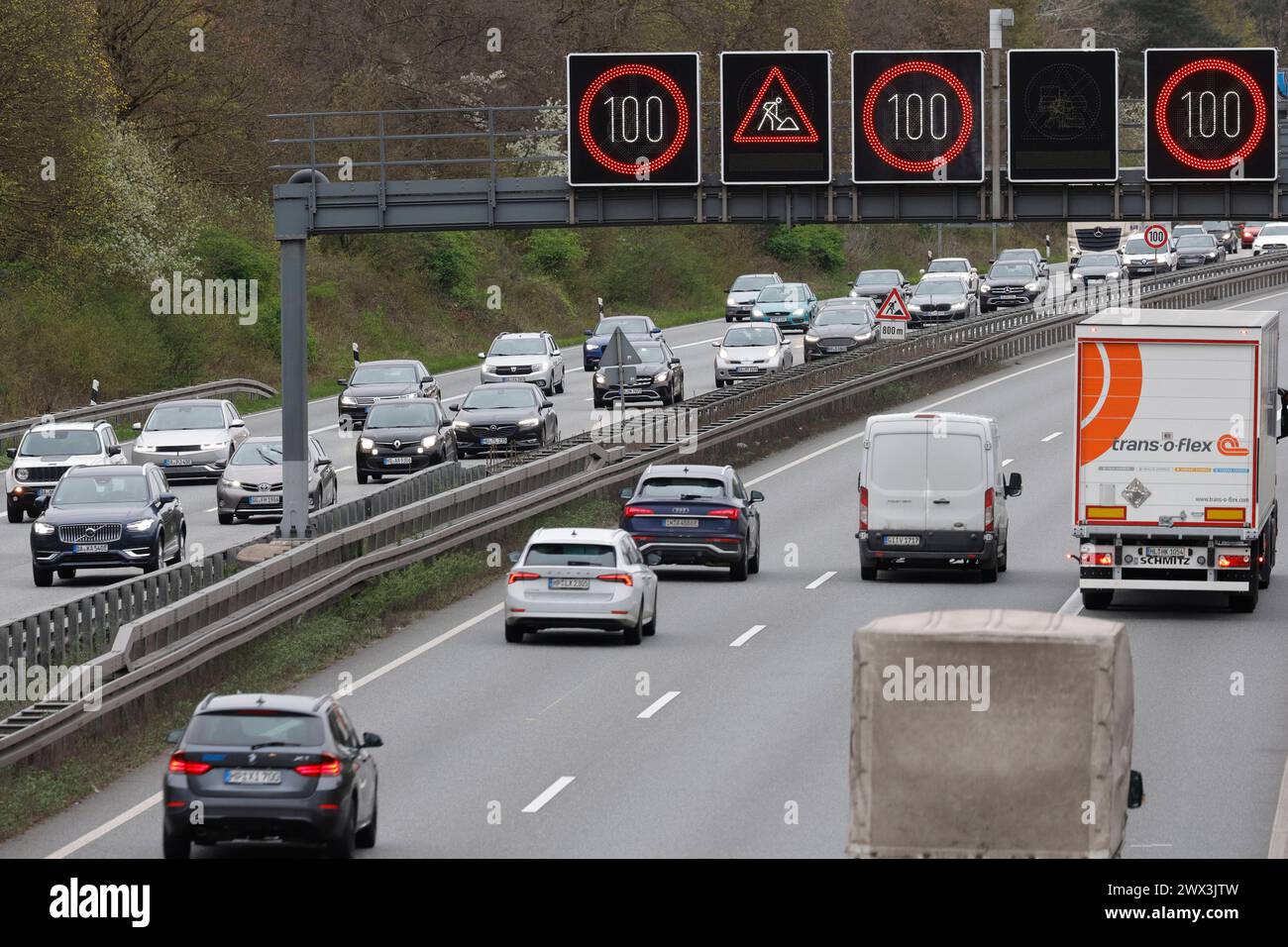 Osterreiseverkehr 27.03.2024 Kurz vor den Osterfeiertagen wird der Autoverkehr auf den Autobahnen immer dichter. Der ADAC rechnet mit mehr Reiseverkehr zum Osterwochenende auch aufgrund der mehrwöchigen Osterferien. Stau Höhepunkt sind Gründonnerstag und Ostermontag hier Freigabe des Standstreifens zum Befahren und Beschilderung für Baustelle und Geschwindigkeitsbeschränkung Darmstadt Hessen Deutschland *** Easter travel traffic 27 03 2024 Shortly before the Easter holidays, traffic on the freeways is getting heavier The ADAC expects more travel traffic over the Easter weekend, partly due to t Stock Photo