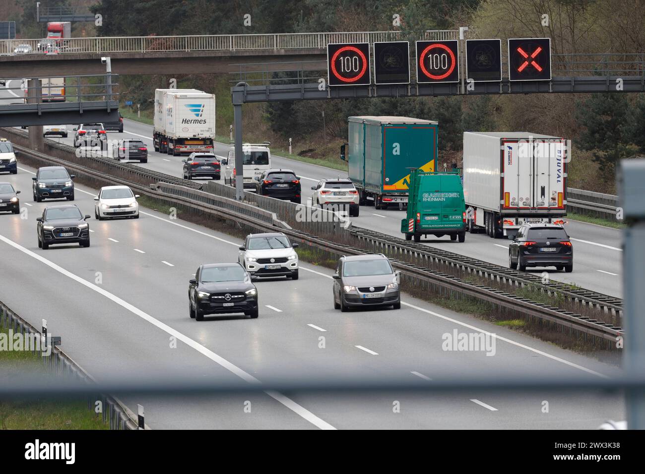 Osterreiseverkehr 27.03.2024 Kurz vor den Osterfeiertagen wird der Autoverkehr auf den Autobahnen immer dichter. Der ADAC rechnet mit mehr Reiseverkehr zum Osterwochenende auch aufgrund der mehrwöchigen Osterferien. Stau Höhepunkt sind Gründonnerstag und Ostermontag hier keine Freigabe des Standstreifens zum Befahren Darmstadt Hessen Deutschland *** Easter travel traffic 27 03 2024 Shortly before the Easter holidays, traffic on the freeways is getting heavier The ADAC expects more travel traffic over the Easter weekend, partly due to the Easter vacations lasting several weeks Traffic jams are Stock Photo