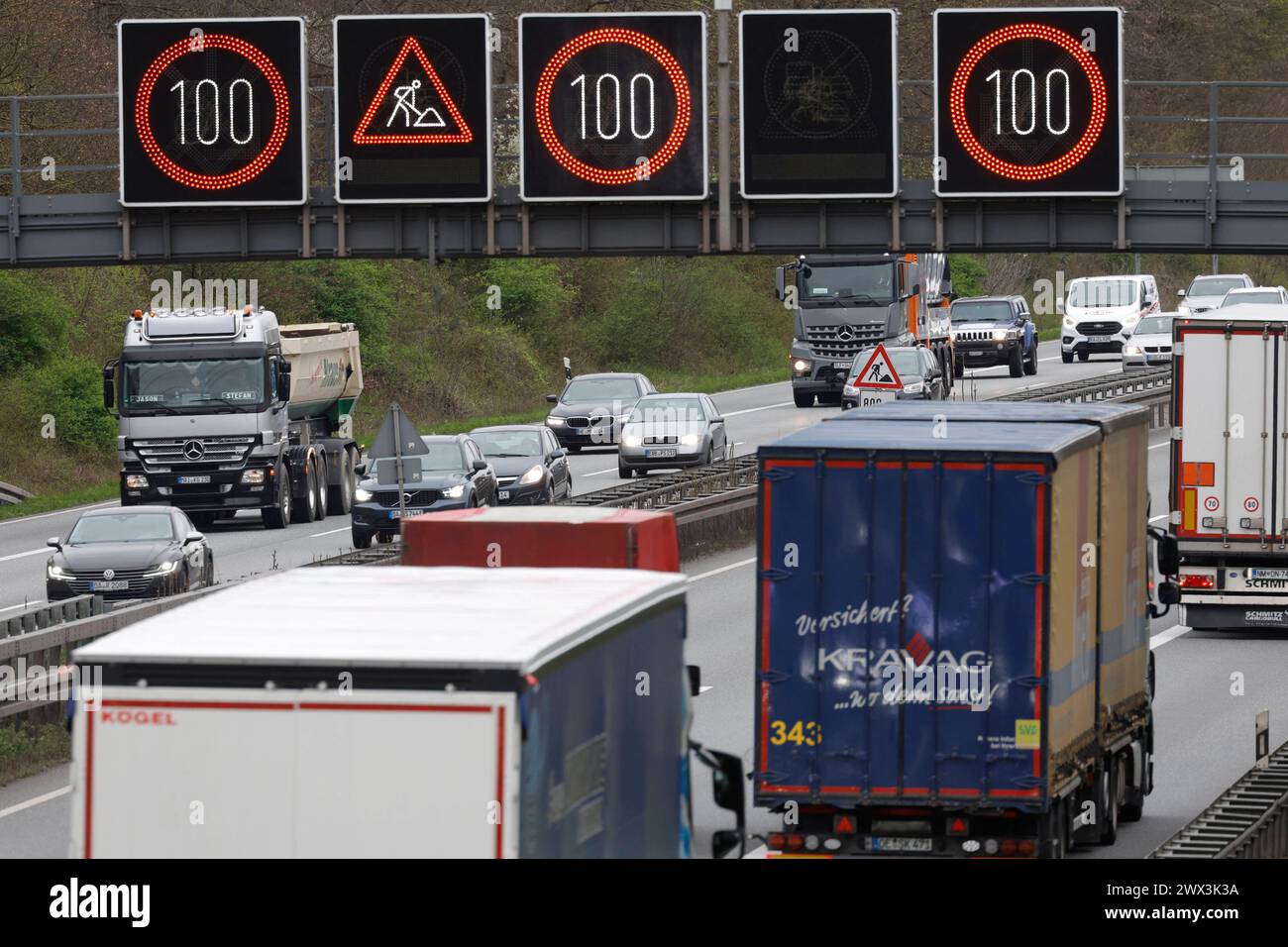 Osterreiseverkehr 27.03.2024 Kurz vor den Osterfeiertagen wird der Autoverkehr auf den Autobahnen immer dichter. Der ADAC rechnet mit mehr Reiseverkehr zum Osterwochenende auch aufgrund der mehrwöchigen Osterferien. Stau Höhepunkt sind Gründonnerstag und Ostermontag hier Freigabe des Standstreifens zum Befahren und Beschilderung für Baustelle und Geschwindigkeitsbeschränkung Darmstadt Hessen Deutschland *** Easter travel traffic 27 03 2024 Shortly before the Easter holidays, traffic on the freeways is getting heavier The ADAC expects more travel traffic over the Easter weekend, partly due to t Stock Photo