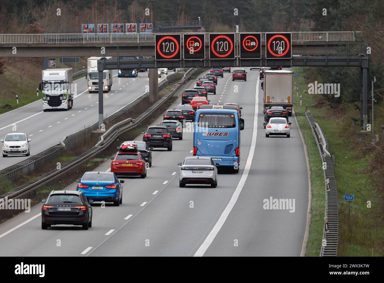 Osterreiseverkehr 27.03.2024 Kurz vor den Osterfeiertagen wird der Autoverkehr auf den Autobahnen immer dichter. Der ADAC rechnet mit mehr Reiseverkehr zum Osterwochenende auch aufgrund der mehrwöchigen Osterferien. Stau Höhepunkt sind Gründonnerstag und Ostermontag hier Freigabe des Standstreifens zum Befahren und Beschilderung für Überholverbot für LKW und Geschwindigkeitsbeschränkung Darmstadt Hessen Deutschland *** Easter travel 27 03 2024 Shortly before the Easter holidays, car traffic on the freeways is getting heavier The ADAC expects more travel traffic over the Easter weekend, partly Stock Photo