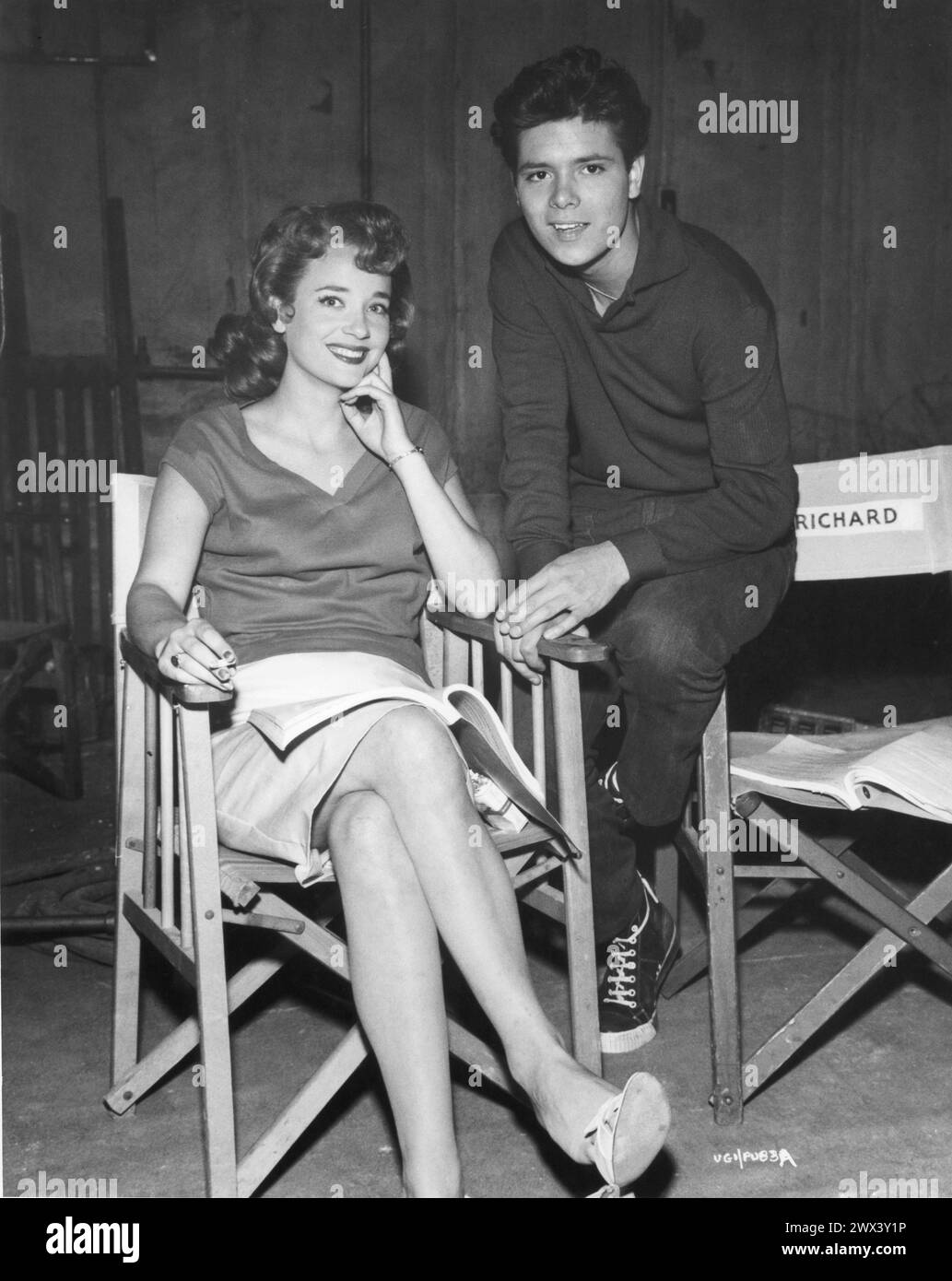 A candid photo of SYLVIA SYMS with CLIFF RICHARD at Shepperton Studios during the making of EXPRESSO BONGO 1959 also starring LAURENCE HARVEY and YOLANDE DONLAN   Produced and Directed by VAL GUEST From the stage play by WOLF MANKOWITZ  and JULIAN MORE Costume Design  BEATRICE DAWSON British Lion Films Stock Photo