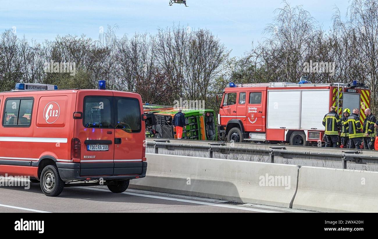 Heute Morgen kam es zu einem schweren Verkehrsunfall auf der Bundesautobahn 9. Ein Reisebus FlixBus, der mit über 50 Insassen besetzt auf dem Weg nach Zürich war, fuhr auf der Bundesautobahn 9 in Richtung München. Kurz vor dem Schkeuditzer Kreuz kam der Bus aus bislang unklarer Ursache nach rechts von der Fahrbahn ab und kippte in der angrenzenden Böschung zur Seite. Durch den Verkehrsunfall wurden zahlreiche Insassen des Busses verletzt. Mehrere Personen erlagen ihren schwersten Verletzungen noch an der Unfallstelle. Etwa zwanzig Personen wurden verletzt und mussten zum Teil mit schweren Verl Stock Photo