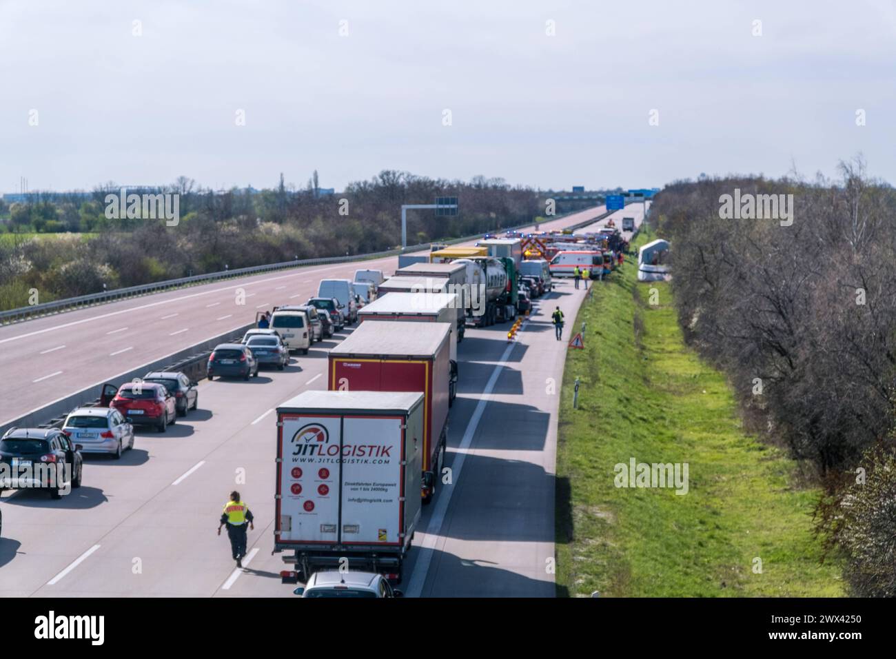 Heute Morgen kam es zu einem schweren Verkehrsunfall auf der Bundesautobahn 9. Ein Reisebus FlixBus, der mit über 50 Insassen besetzt auf dem Weg nach Zürich war, fuhr auf der Bundesautobahn 9 in Richtung München. Kurz vor dem Schkeuditzer Kreuz kam der Bus aus bislang unklarer Ursache nach rechts von der Fahrbahn ab und kippte in der angrenzenden Böschung zur Seite. Durch den Verkehrsunfall wurden zahlreiche Insassen des Busses verletzt. Mehrere Personen erlagen ihren schwersten Verletzungen noch an der Unfallstelle. Etwa zwanzig Personen wurden verletzt und mussten zum Teil mit schweren Verl Stock Photo