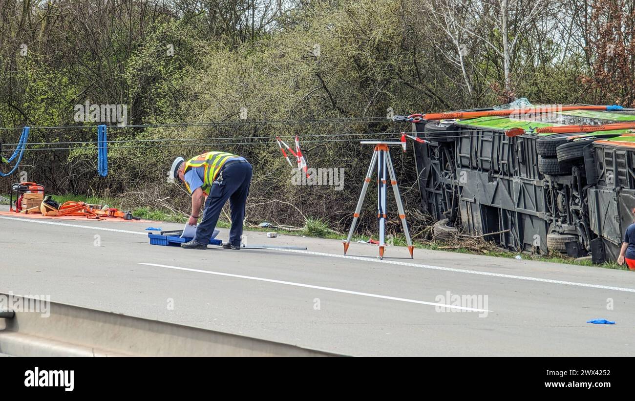 Heute Morgen kam es zu einem schweren Verkehrsunfall auf der Bundesautobahn 9. Ein Reisebus FlixBus, der mit über 50 Insassen besetzt auf dem Weg nach Zürich war, fuhr auf der Bundesautobahn 9 in Richtung München. Kurz vor dem Schkeuditzer Kreuz kam der Bus aus bislang unklarer Ursache nach rechts von der Fahrbahn ab und kippte in der angrenzenden Böschung zur Seite. Durch den Verkehrsunfall wurden zahlreiche Insassen des Busses verletzt. Mehrere Personen erlagen ihren schwersten Verletzungen noch an der Unfallstelle. Etwa zwanzig Personen wurden verletzt und mussten zum Teil mit schweren Verl Stock Photo