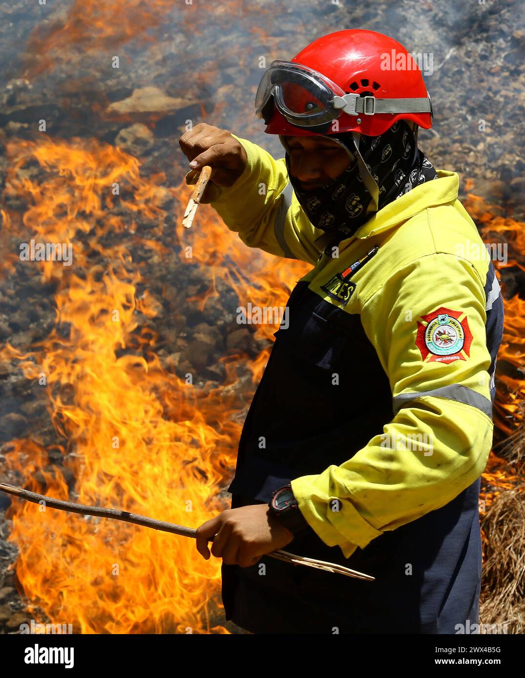Valencia, Carabobo, Venezuela. 27th Mar, 2024. March 27, 2024. Forestry firefighters participate in efforts to quench a forest fire in El Café hill, in the municipality of Naguanagua, Carabobo state. Photo: Juan Carlos HernÃndez (Credit Image: © Juan Carlos Hernandez/ZUMA Press Wire) EDITORIAL USAGE ONLY! Not for Commercial USAGE! Stock Photo