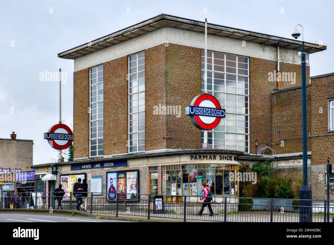 Piccadilly line sign london hi-res stock photography and images - Alamy