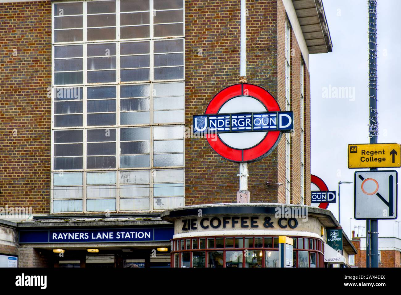Piccadilly line sign london hi-res stock photography and images - Alamy