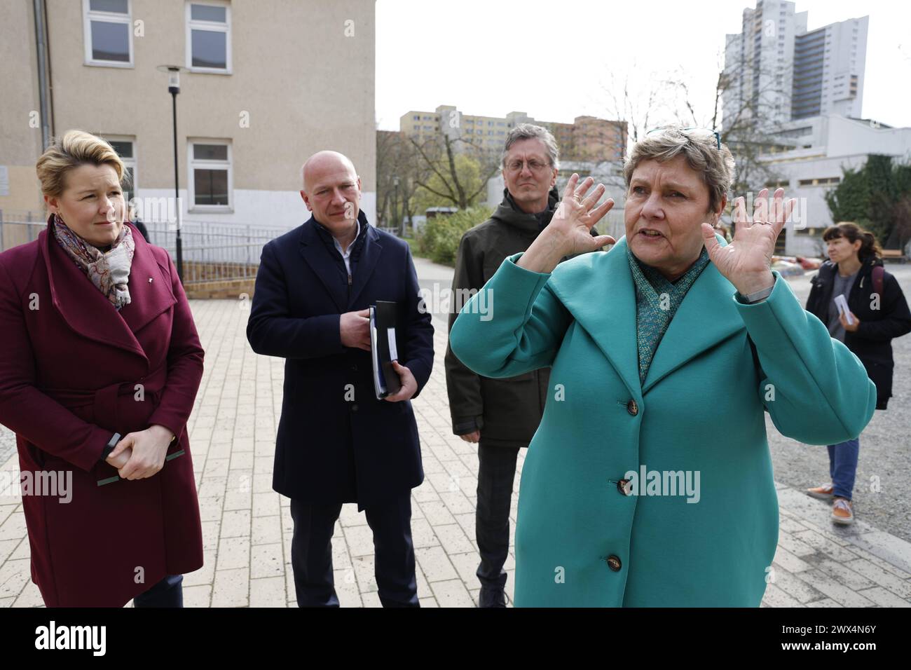 Karin Korte SPD, Kai Wegner, Franziska Giffey Vorstellung der Großwohnsiedlung Gropiusstadt mit den thematischen Schwerpunkten Quartiersmanagement und Barrierefreiheit, am 26.03.2024 in Berlin, Neukölln, Deutschland *** Karin Korte SPD , Kai Wegner, Franziska Giffey Presentation of the Gropiusstadt housing estate with a focus on neighborhood management and accessibility, on 26 03 2024 in Berlin, Neukölln , Germany Stock Photo