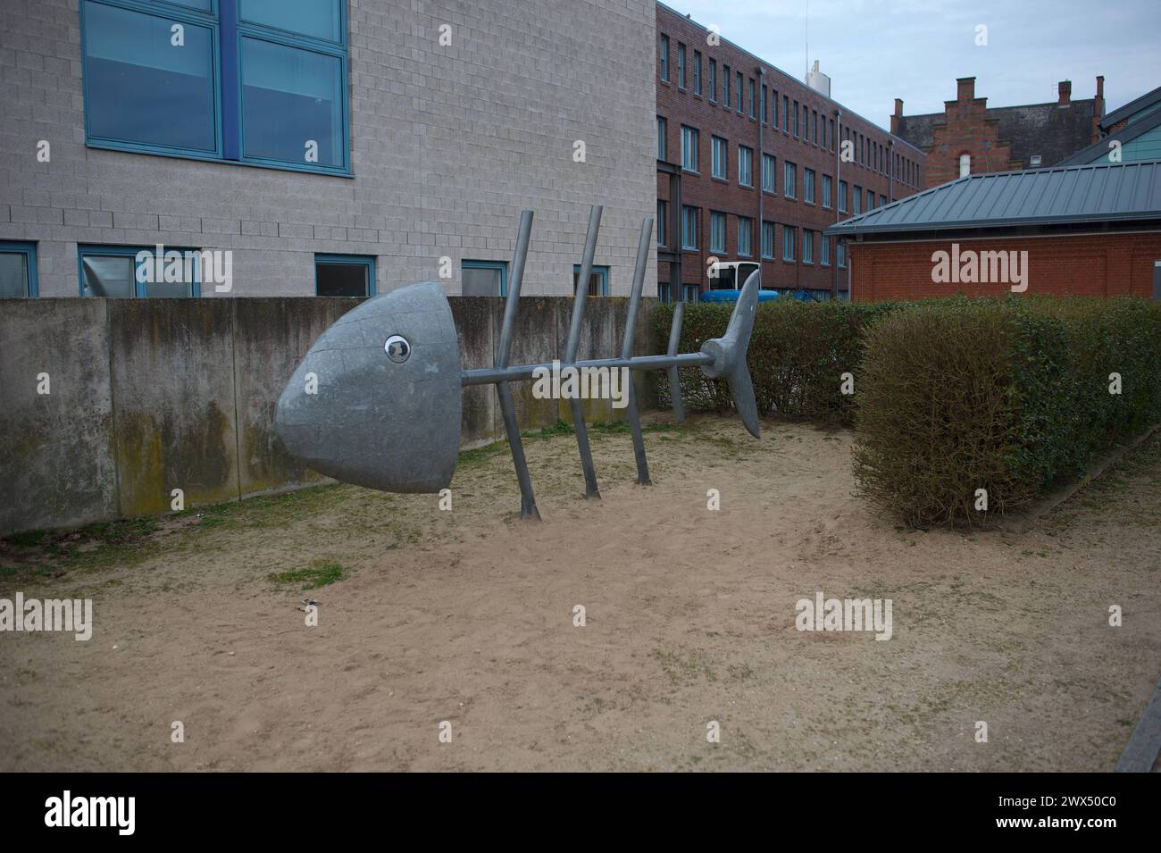 Husum, Schleswig-Holstein Kunstwerk, Uwe Gripp: Fish for Fun 2003, Stahl, verzinkt, Skulptur in Form eines Fisches am Binnenhafen Husum, Husum-Binnenhafen, ehemalige Werft. Aufnahme vom 27.03.2024, Husum, Kreis Nordfriesland. *** Husum, Schleswig Holstein Work of art, Uwe Gripp Fish for Fun 2003, steel, galvanized, sculpture in the shape of a fish at Husum inland port, Husum inland port, former shipyard Photo taken on 27 03 2024, Husum, Nordfriesland district Stock Photo