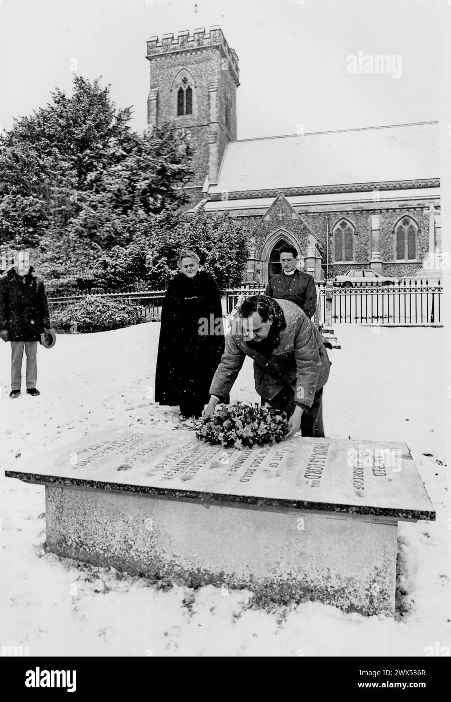 ENGLAND CRICKETER COLIN COWDRAY LAYS WREATH ON THE GRAVE OFD THOMAS LORD FOUNDER OF LORDS CRICKET GROUND AT ST JOHN'S CHURCH , WEST MEON, HANTS. PIC MIKE WALKER 1987 Stock Photo