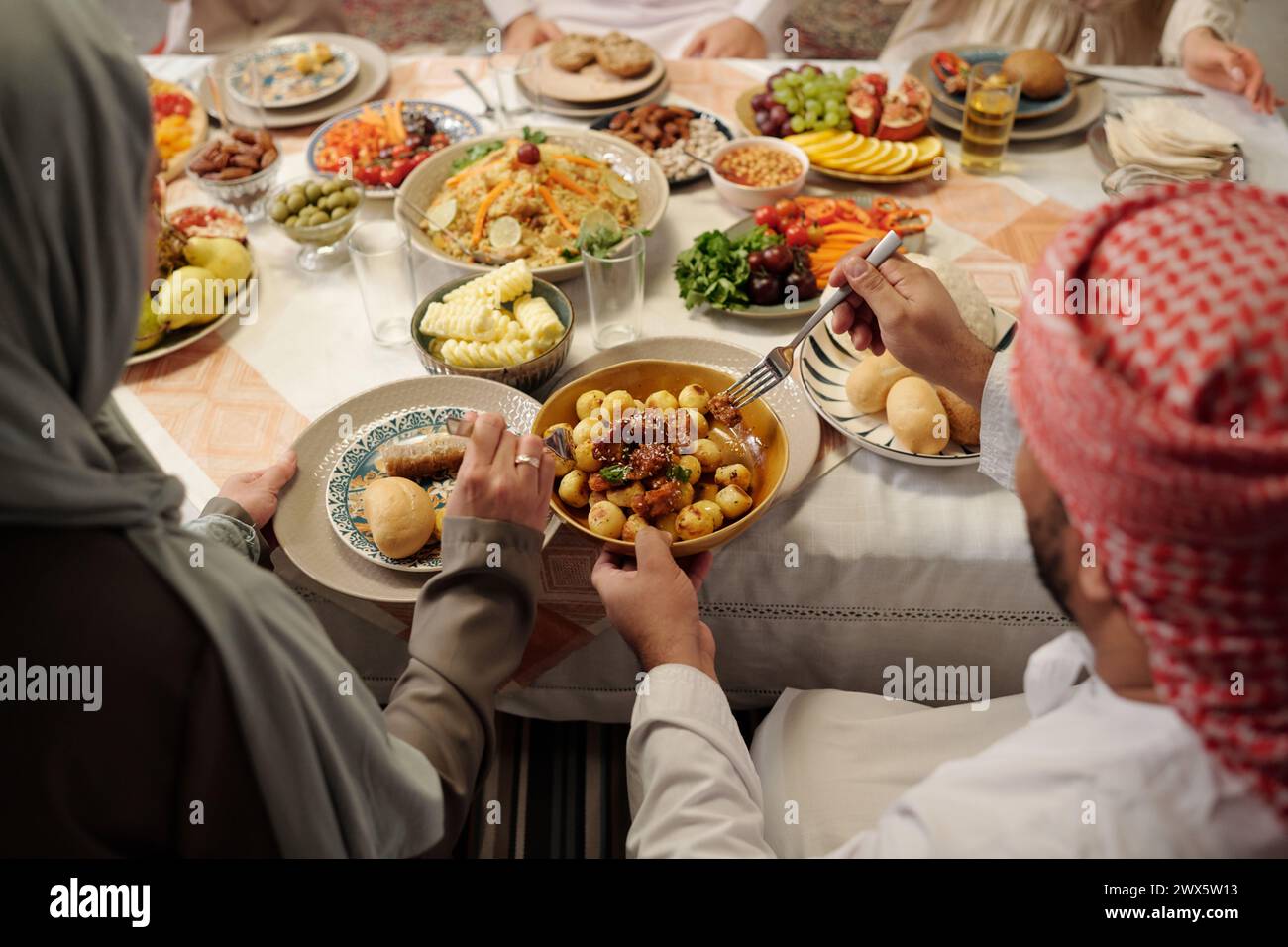 Hijab woman sharing food hi-res stock photography and images - Alamy