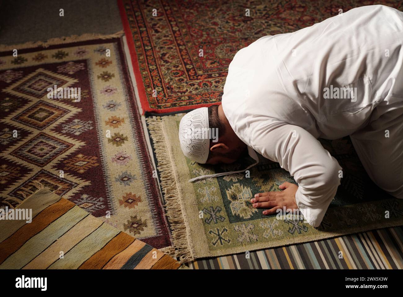 Doing namaz hi-res stock photography and images - Page 2 - Alamy