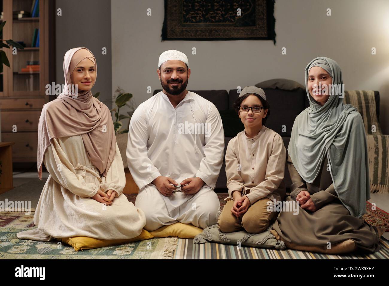 Muslim women sitting on floor hi-res stock photography and images - Alamy