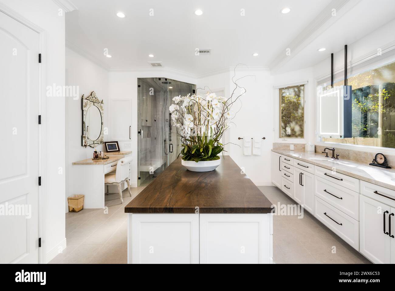 An interior shot of the kitchen of a Luxury Home in Calabasas ...