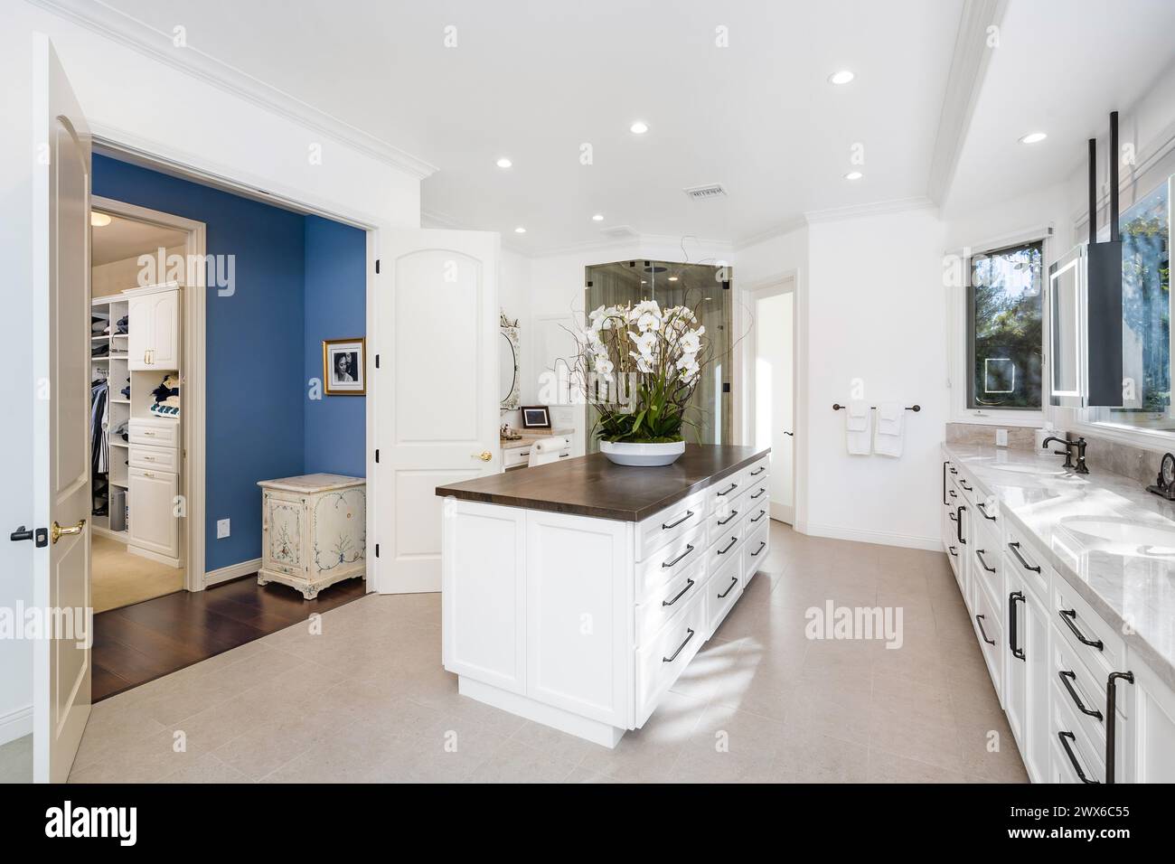 An interior shot of the kitchen of a Luxury Home in Calabasas ...