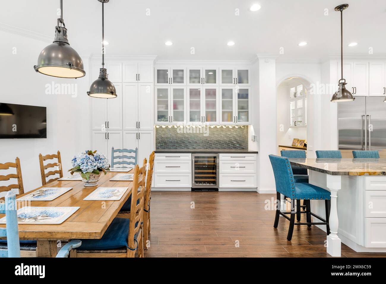 An interior shot of the kitchen of a Luxury Home in Calabasas ...