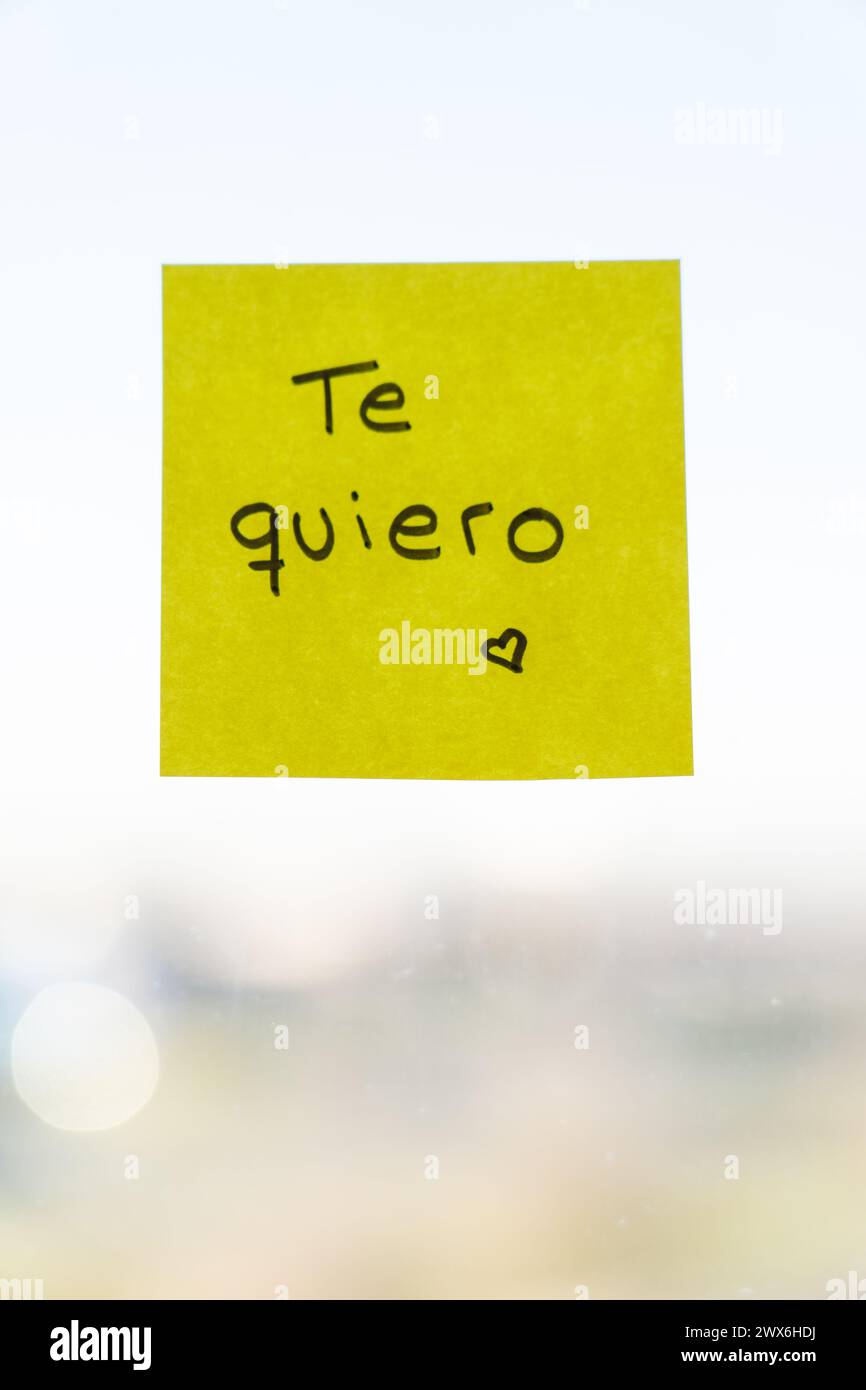 I love You written on a post it in Spanish Stock Photo
