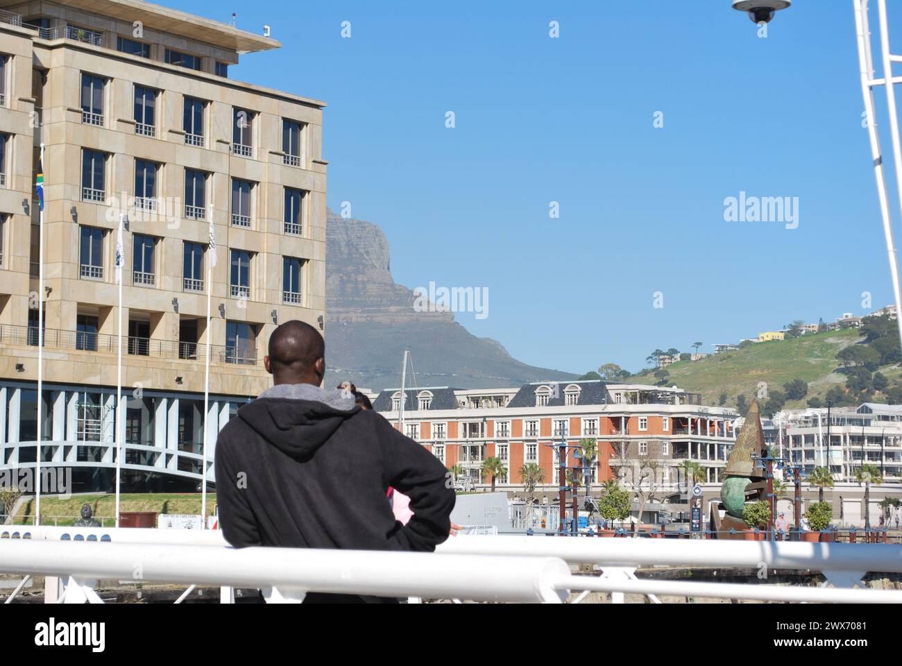 black man in front of tabkle mountain, cape town Stock Photo