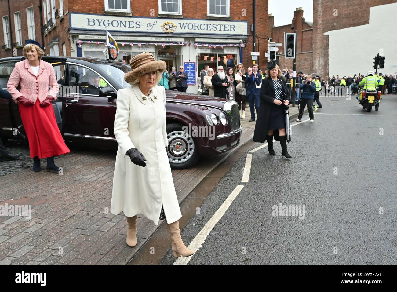 Queen Camilla meets wellwishers after attending the Royal Maundy(02)