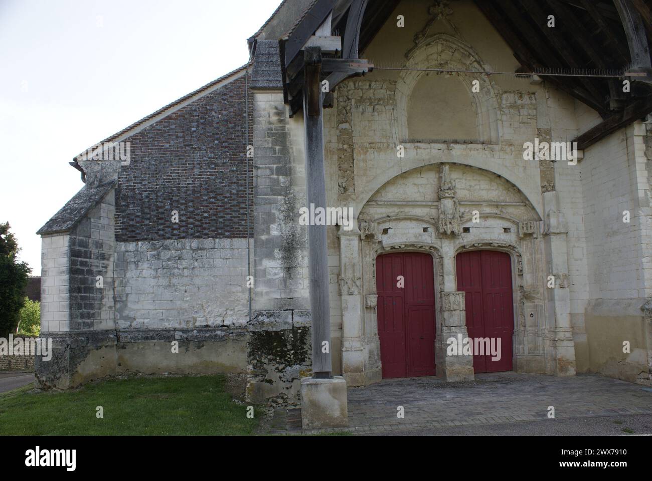 L’église Saint-Pierre-aux-Liens a été édifiée au début du XVIe s. avec des matériaux locaux, soubassement en maçonnerie de silex avec mortier de chaux Stock Photo