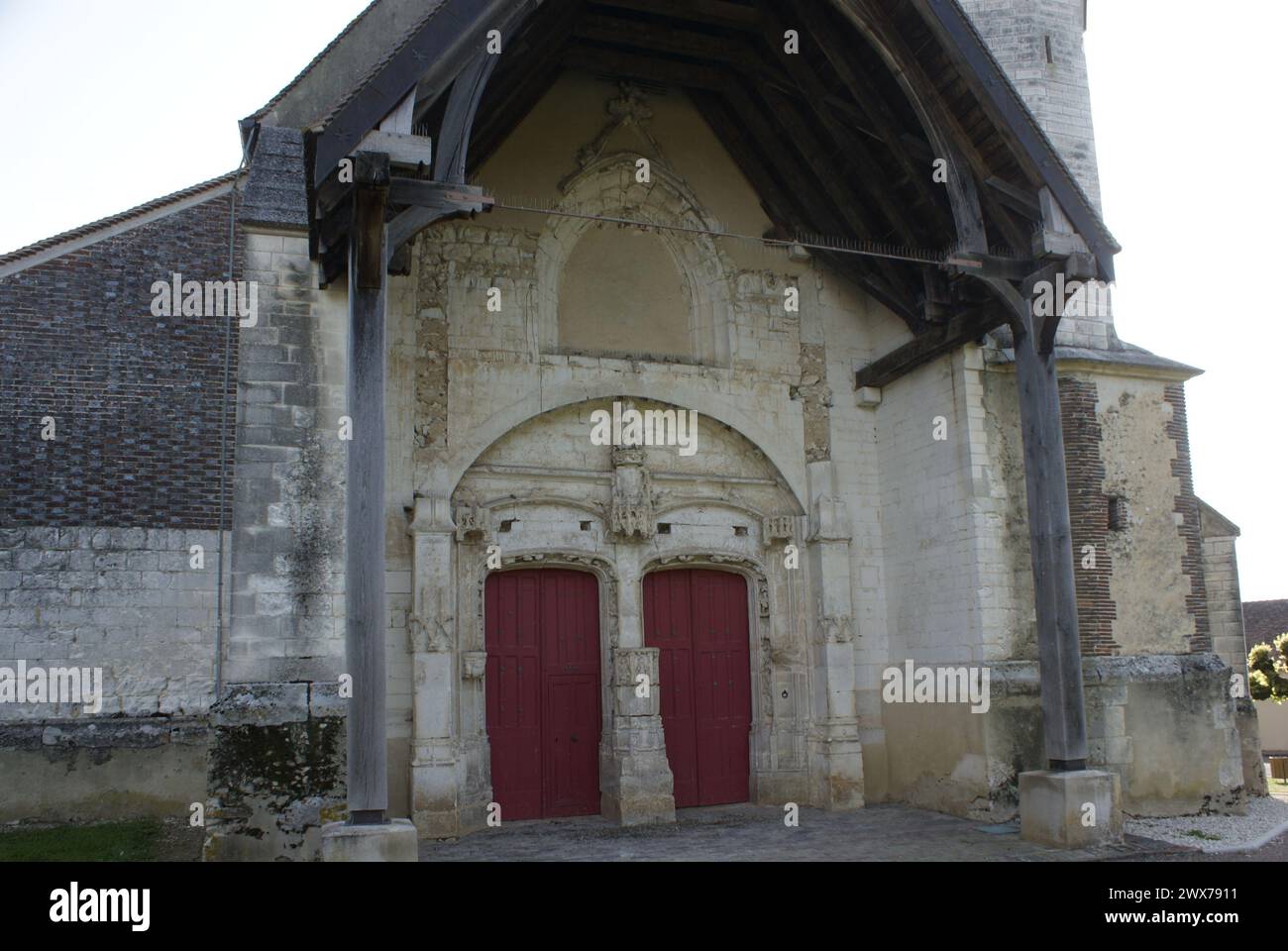 L’église Saint-Pierre-aux-Liens a été édifiée au début du XVIe s. avec des matériaux locaux, soubassement en maçonnerie de silex avec mortier de chaux Stock Photo