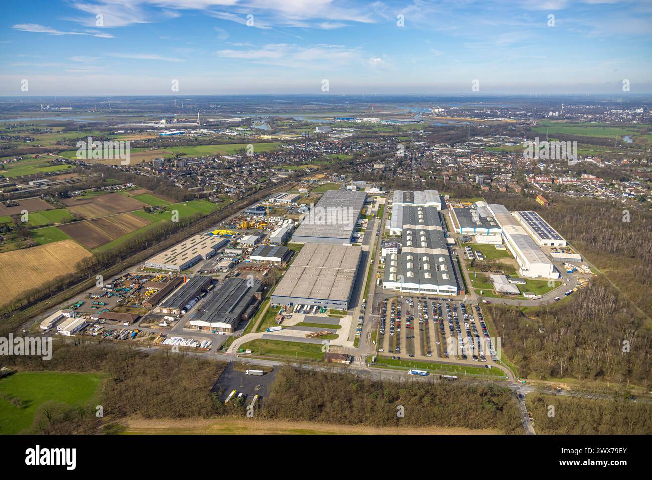 Luftbild, Gewerbegebiet Am Industriepark, ehemaliges Gelände der Babcock-Fabrik, Ausbau der Betuweroute und Betuwe-Linie Eisenbahnstrecke, Friedrichsfeld, Voerde, Nordrhein-Westfalen, Deutschland ACHTUNGxMINDESTHONORARx60xEURO *** Aerial view, industrial estate Am Industriepark, former site of the Babcock factory, extension of the Betuweroute and Betuwe Line railroad line, Friedrichsfeld, Voerde, North Rhine-Westphalia, Germany ATTENTIONxMINDESTHONORARx60xEURO Stock Photo