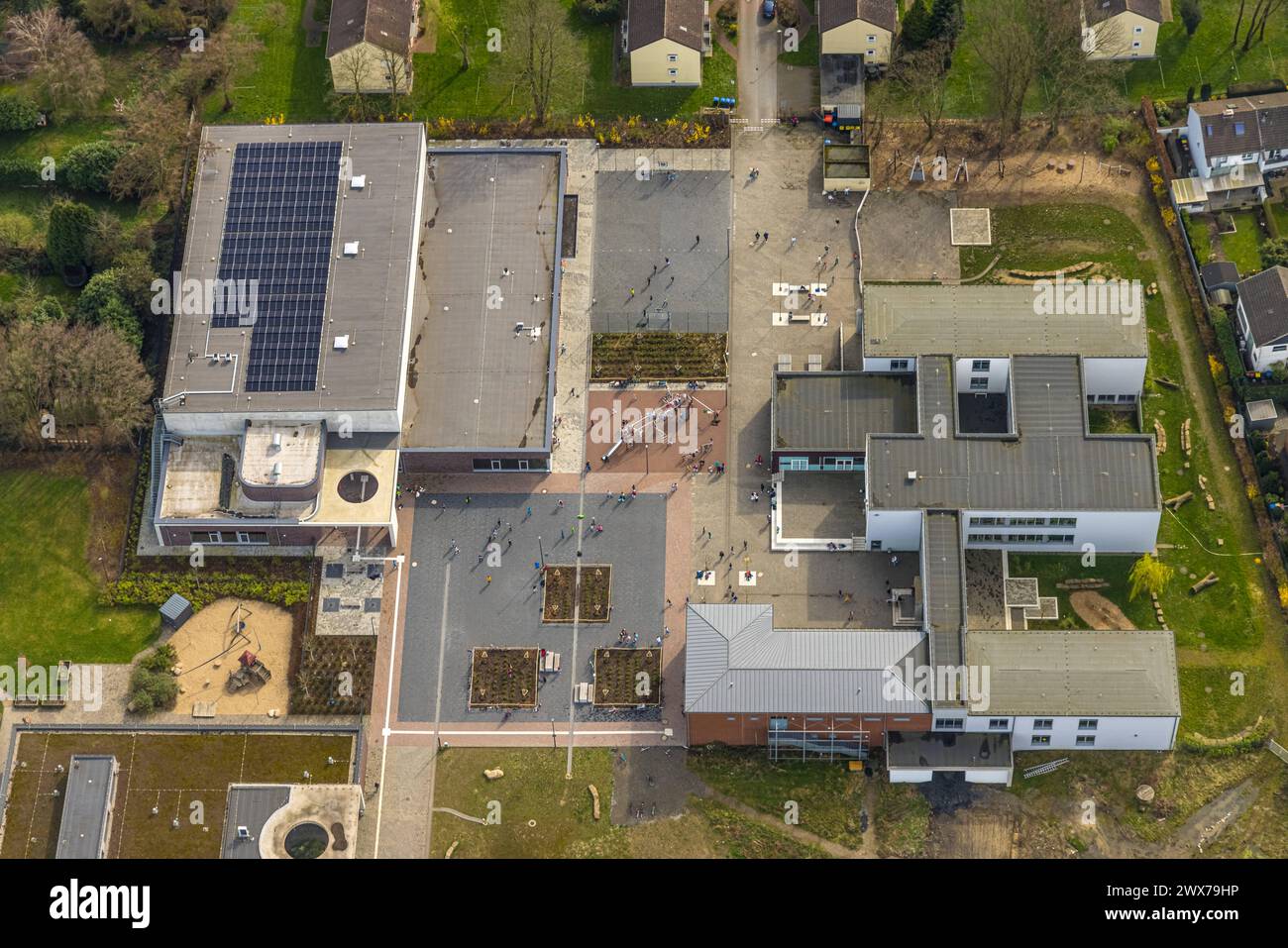 Luftbild, Grundschule Hagenschule, Neubau Spielplatz und kleiner Garten auf dem Schulhof mit spielenden Kindern, Hagenviertel, Dinslaken, Nordrhein-Westfalen, Deutschland ACHTUNGxMINDESTHONORARx60xEURO *** Aerial view, Hagenschule elementary school, new playground and small garden in the schoolyard with children playing, Hagenviertel, Dinslaken, North Rhine-Westphalia, Germany ATTENTIONxMINDESTHONORARx60xEURO Stock Photo