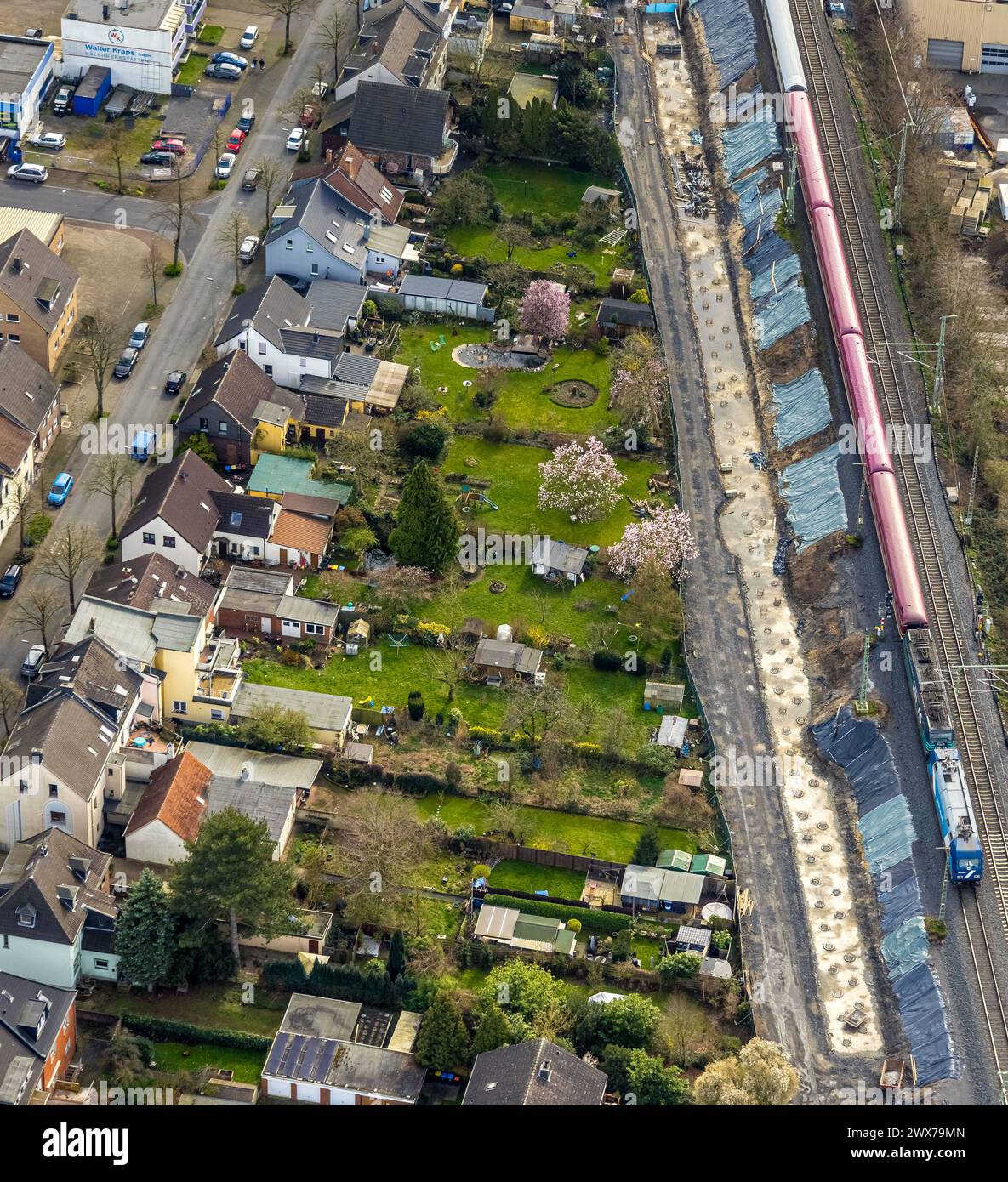Luftbild, Wohngebiet Häuser mit Gärten am Bahndamm entlang der