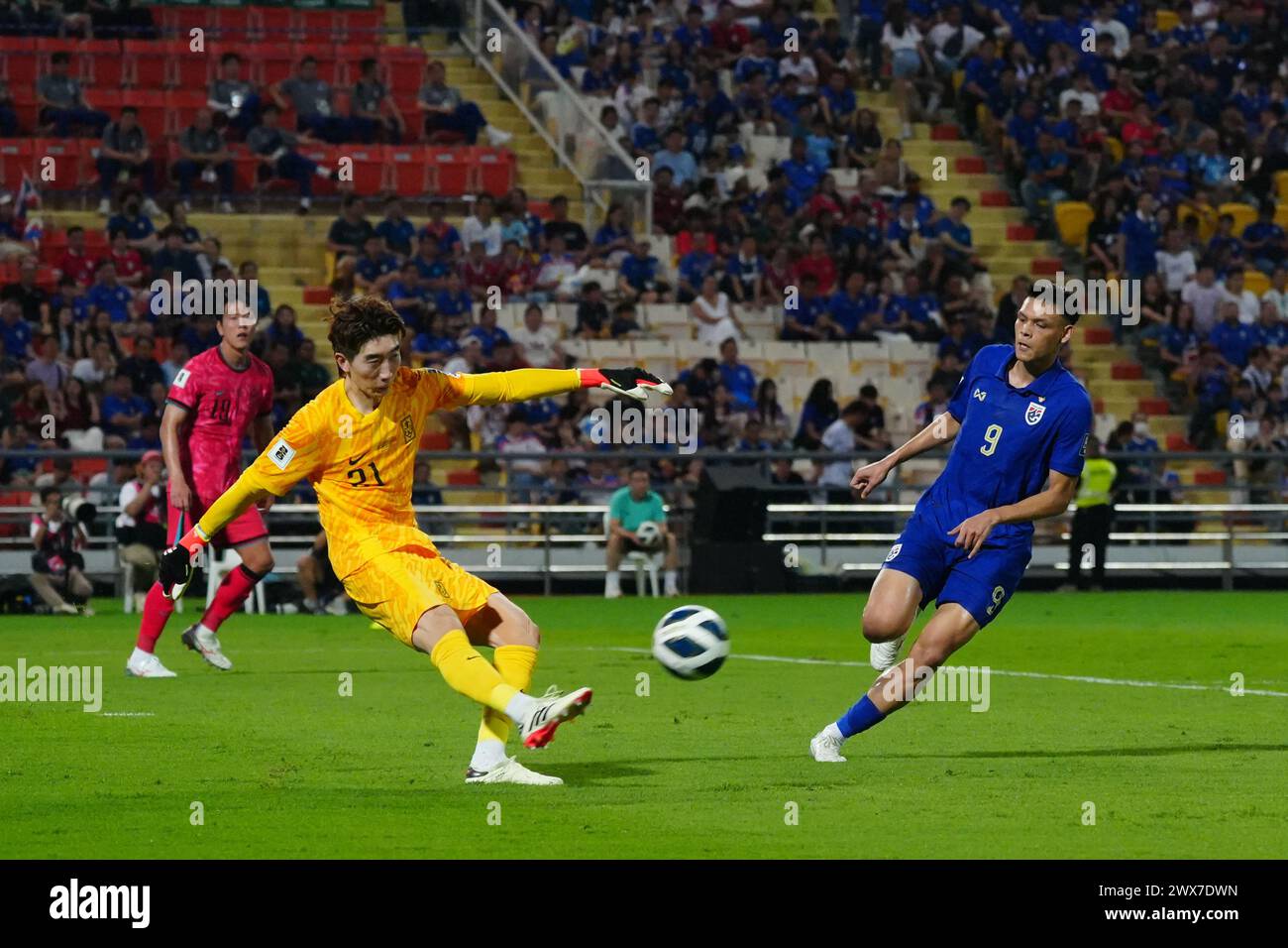 Bangkok, Bangkok, Thailand. 26th Mar, 2024. JO Hyeonwoo (L), goalkeeper of Korea Republic, kicks a soccer ball away from Supachai CHAIDED (right) of the Thai national team, in the FIFA World Cup Qualifying (Group C) at Rajamangala Stadium on March 26th, 2024 in Bangkok. Competition results FULL TIME Korea Republic 3 - 0 Thailand. (Credit Image: © Teera Noisakran/Pacific Press via ZUMA Press Wire) EDITORIAL USAGE ONLY! Not for Commercial USAGE! Stock Photo