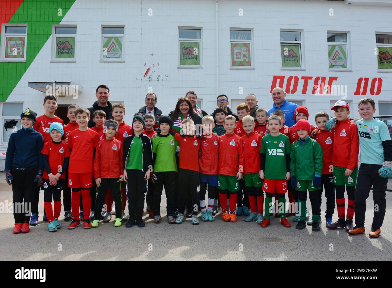 A group photo of Paris Mayor Anne Hidalgo, representatives of the Olympic Committee and FC Lokomotyv players against the background of a destroyed building as a result of a Russian missile attack The Mayor of Paris, Anne Hidalgo, visited Kyiv and visited FC Lokomotiv Kyiv, whose sports complex was damaged by a Russian missile attack on January 23, 2024. The mayor observed how the players of different age teams train on the field, and at the end took a joint photo with the football players. (Photo by Aleksandr Gusev / SOPA Images/Sipa USA) Stock Photo